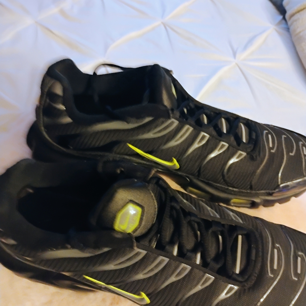 Nike Men's Black and Yellow Sneakers - Picture 4 of 7
